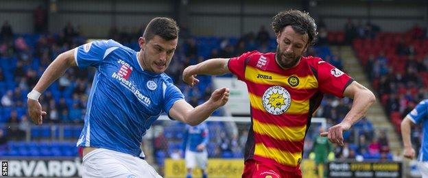 St Johnstone's Graham Cummins challenges Dan Seaborne