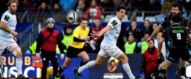 Dan Carter makes a pass for Racing 92 against Glasgow Warriors