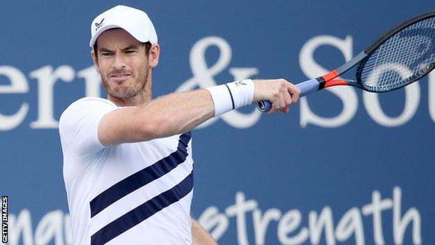 Andy Murray returns against Milos Raonic at the Western and Southern Open