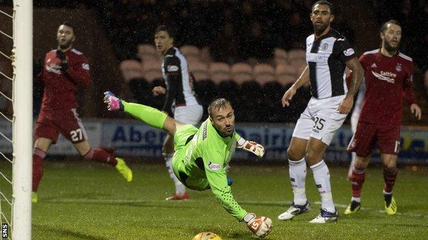 Dean Lyness playing for St Mirren