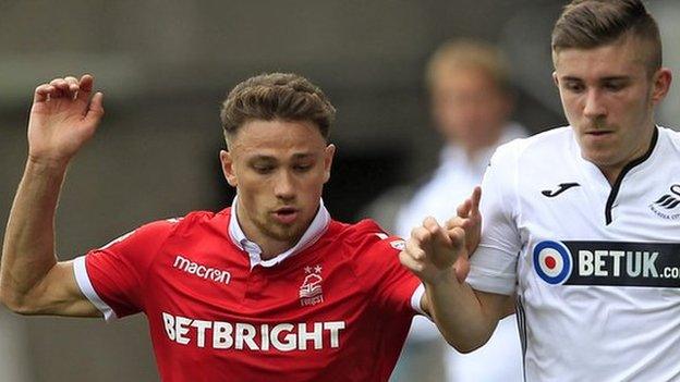 Declan John yn herio Matty Cash