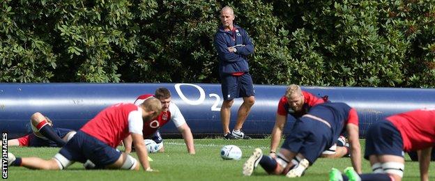 Stuart Lancaster (centre)