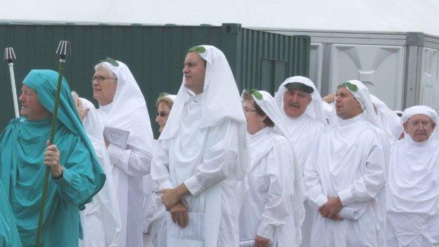 Rhai o enillwyr prif wobrau'r Eisteddfod yn eu gwisgoedd gwyn