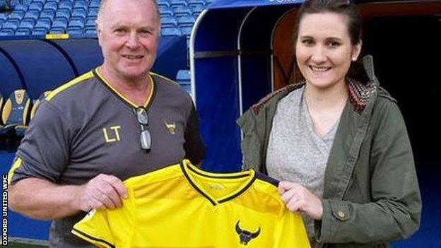 Oxford United women's manager Les Taylor with new signing Lauren Haynes