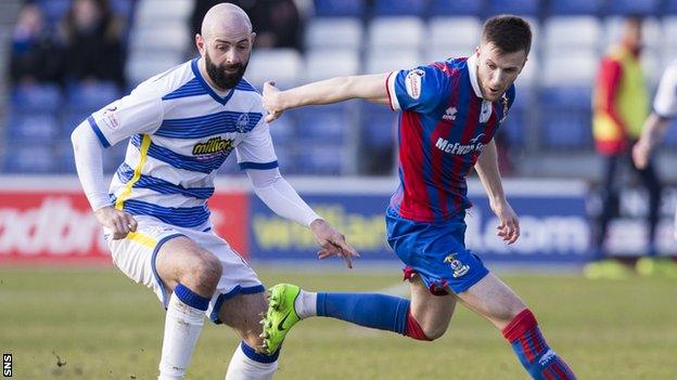Moron's Gary Harkins and Inverness's Liam Polworth