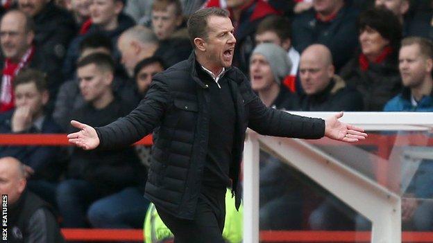 Gary Rowett protests against Tom Huddlestone's sending off at Nottingham Forest