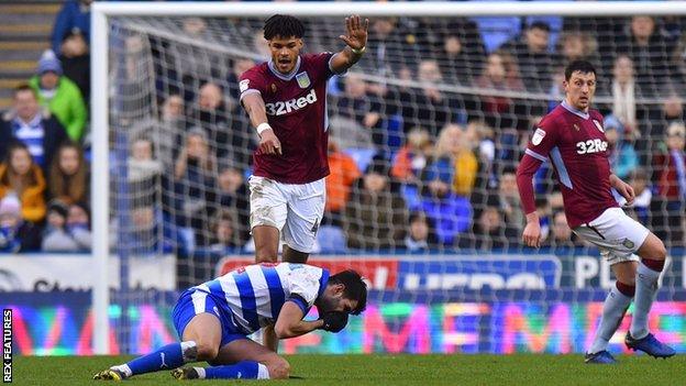 Tyrone Mears draws attention to Nelson Oliveira's injury