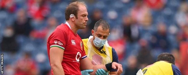 Alun Wyn Jones' arm is held by a doctor