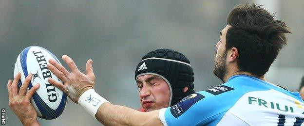 Munster's Tommy O'Donnell competes against Jayden Hayward of Treviso