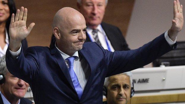 Infantino receives the applause of the Fifa congress