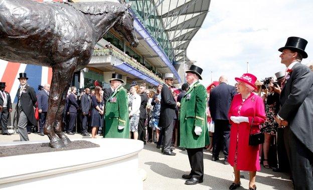 The Queen with a statue of Frankel at Ascot