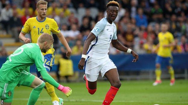 Tammy Abraham (right)