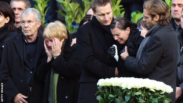 Teresa is supported by Enke's friend and agent Jörg Neblung at her husband's funeral