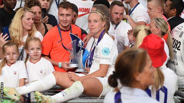 Beth Mead celebrates with family after winning Euro 2022