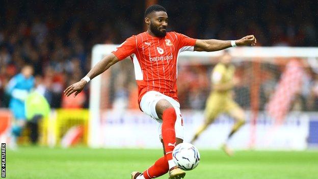 Mandela Egbo playing for Swindon Town