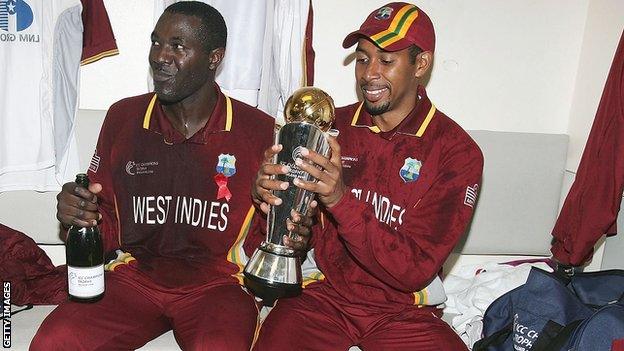 Courtney Browne and Ian Bradshaw celebrate with the Champions Trophy in 2004