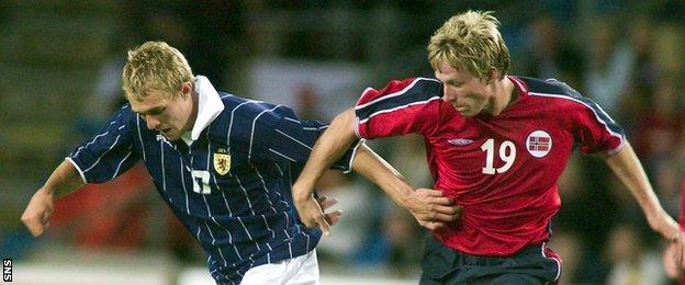 On his Scotland debut, Darren Fletcher twists away from Norway's Jan Gunnar Solli