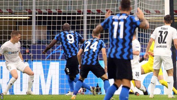 Romelu Lukaku scores for Inter Milan against Borussia Monchengladbach in the Champions League