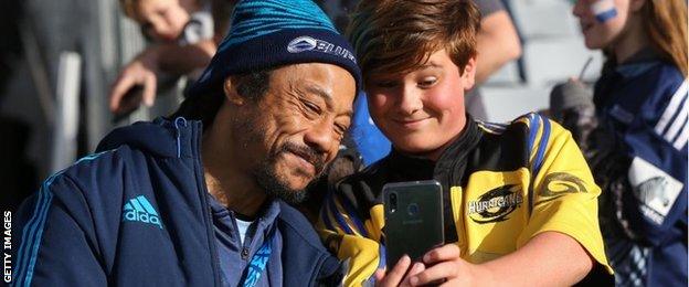 Tana Umaga and fan