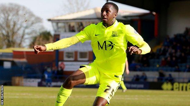 Glen Kamara in action for Southend