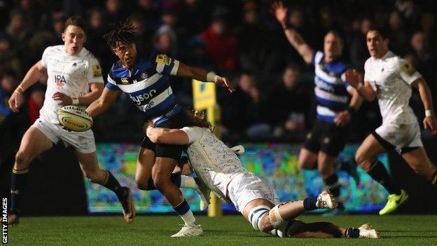 Worcester try to tackle Anthony Watson who looks for an offload to keep Bath moving forward