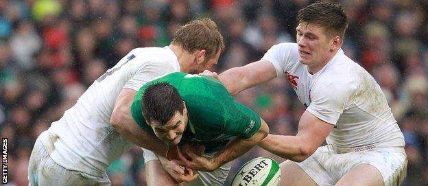 Ireland's Jonathan Sexton (centre) and Owen Farrell of England (right)