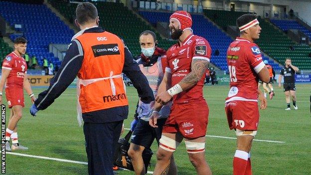 Blade Thomson leaves the field with an elbow injury