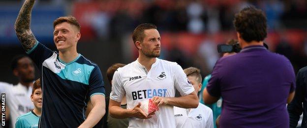 Alfie Mawson and Gylfi Sigurdsson