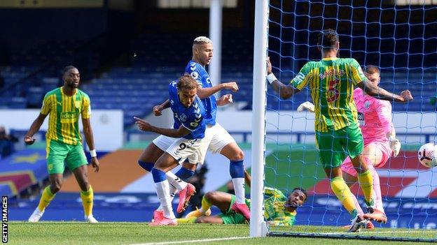 Dominic Calvert-Lewin (centre) scores for Everton