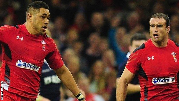 Taulupe Faletau and Jamie Roberts