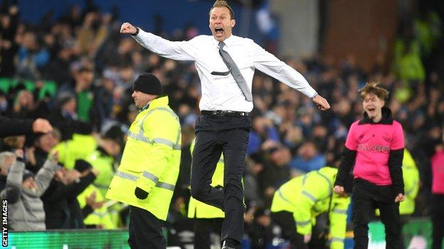 Duncan Ferguson celebrates Everton scoring against Leicester