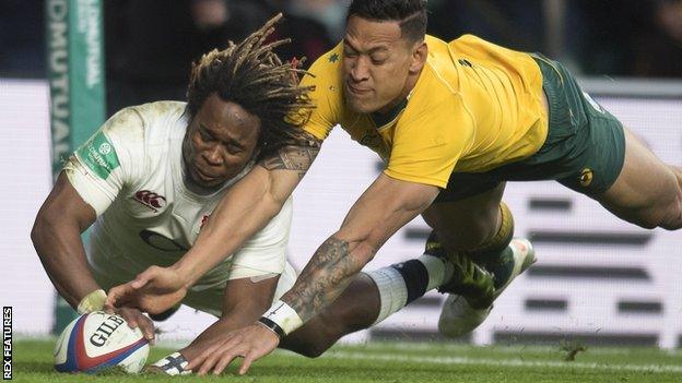 Marland Yarde beats Israel Folau to the ball to score against Australia