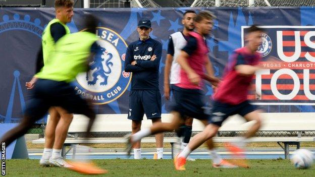 Chelsea manager Thomas Tuchel (centre)