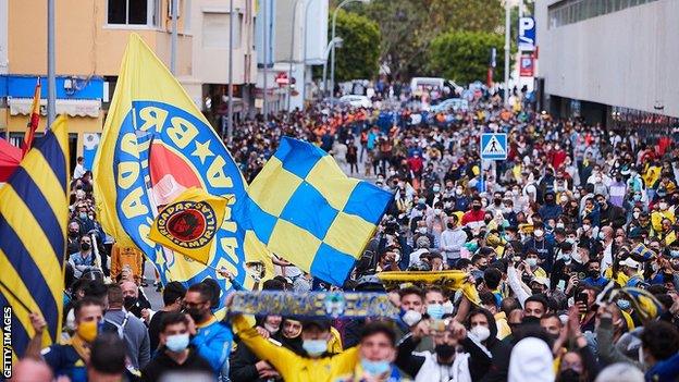 Fans protest outside the Ramon de Carranza stadium