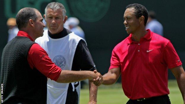 Rocco Mediate congratulates Tiger Woods in 2008