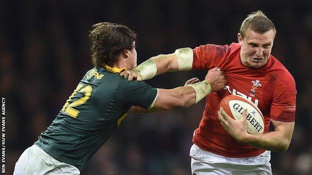 Hadleigh Parkes fends off a South African defender