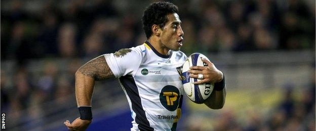 Ken Pisi runs in his breakaway try at the Aviva Stadium