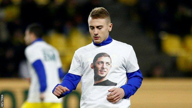 Nantes captain Valentin Rongier warms up wearing a t-shirt bearing a photo of Sala