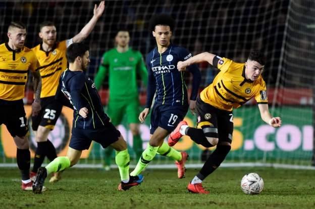 Regan Poole yn erbyn Man City