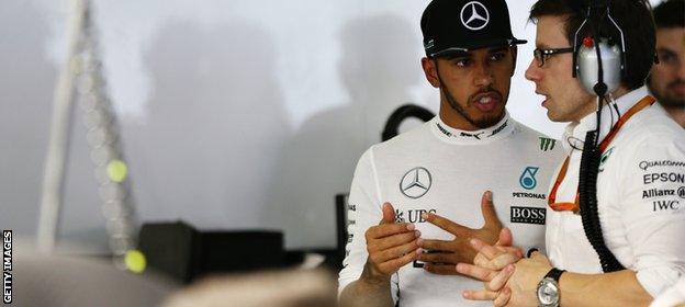 Lewis Hamilton chats to Pete Bonnington