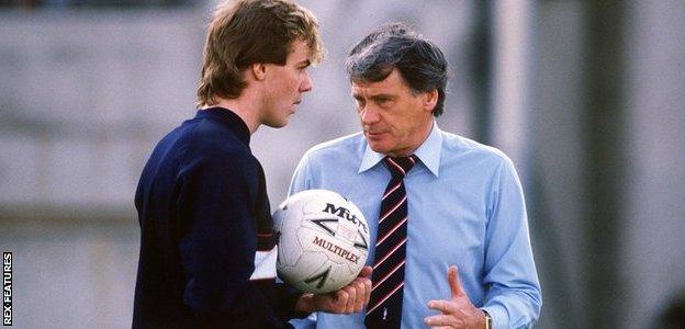 Kerry Dixon (left) and Bobby Robson