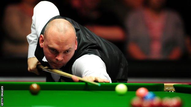 Stuart Bingham lines up a pot