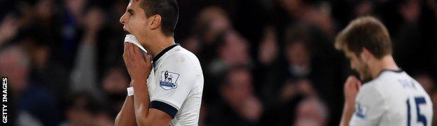 Tottenham players look dejected after 2-2 draw with Chelsea