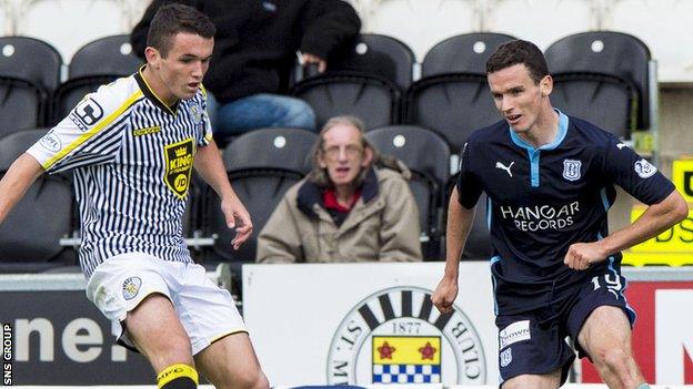 Paul McGinn (right) keeps an eye on brother John during a Dundee win at St Mirren in 2014