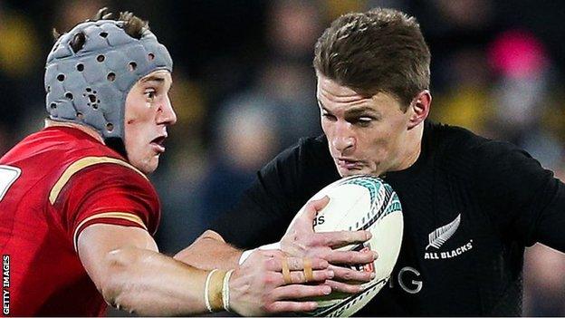 Jonathan Davies tackles Beauden Barrett