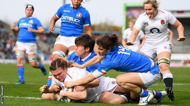 Sarah Bern scores a try