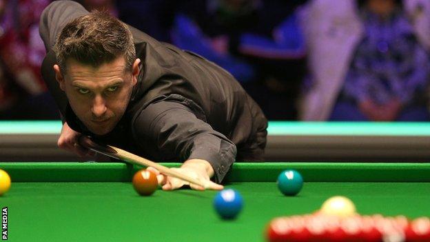 Mark Selby breaks off