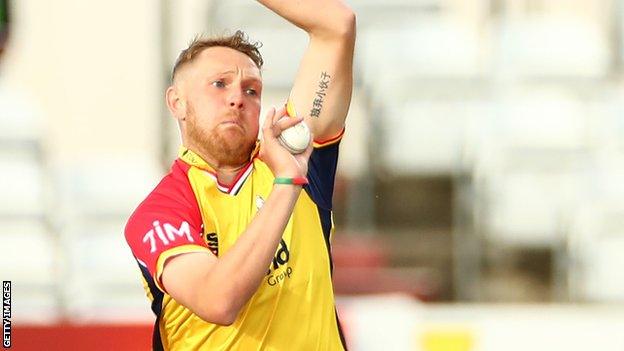 Jamie Porter bowls for Essex