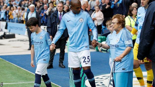 Olga Halon walks out with Fernandinho