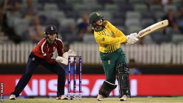 England's Amy Jones and South Africa's Dane van Niekerk